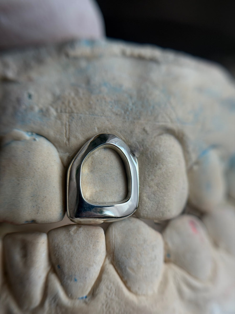 Single tooth (solid or outline)