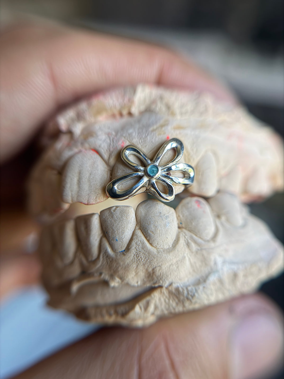Flower (deux dents)