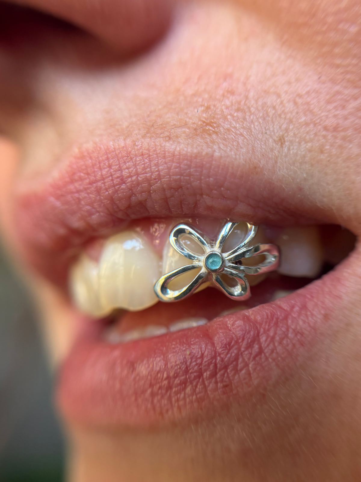 Flower (deux dents)